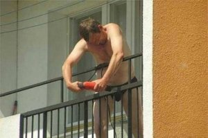 Премия Дарвина (англ. Darwin Awards)   виртуальная антипремия, ежегодно присуждаемая лицам, которые наиболее глупым способом умерли или потеряли способность иметь детей и в результате лишили себя возможности внести вклад в генофонд человечества, тем самым потенциально улучшив его.
Еще пара кандидатов на премию. Как по мне дурачков - номинантов много и имя им легион.