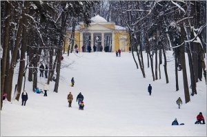 ЭЭх. Тоже в каждой фотке старался найти себя. Доброе, теплое чувство ностальгии накрыло при просмотре всех фотографий. А вот на этих фотографиях запечатлена одна из самых "крутых" горок в царицынском парке в Москве. Одному богу известно сколько на этой горке было переломано саней. Там в самом низу делался огромный трамплин из трамбованного снега. И далеко не каждый решался катится с этой горы понимая, что приземление будет происходить по весьма непредсказуемой траектории прям на лед пруда.