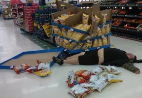 Фото статично.Можно предположить эпилептический припадок или смерть.