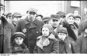 Этот фильм не является ремейком "Жаворонка", общая часть - только факт побега. И мотивы и поведение героев и завязка и концовка - абсолютно разные.
Не уверены - пересмотрите "Жаворонок".

Очень хорошо что вы верите всему что показали в фильме "Жаворонок", там-же все правильно. И Т-34-85 в 1942 году и новейшая немецкая пушка (показана пак-40-75, хотя новейшей тогда был противотанковая модификация 88мм пушки)
И особенно то, что от "Т-34 все немецкие снаряды рикошетят от бортов, у Т-34 не пробивается лобовая броня 88мм немецкой пушкой" и немцы пытаются разработать новый снаряд, что-бы как-то исправить положение. 

Ну и по поводу упитанности пленных и единственной осторбайтер (переводчицы). Лагеря у немцев были разные. После 1942 года (когда фрицам вломили под Москвой), отношение к пленным изменилось.
Истощенные люди были только в лагерях уничтожения.
В рабочих лагерях (в фильме показан именно такой) - мучить голодом работников было не логично.
Посмотрите больше фото освобожденных (реальных)
Вот на фото вы видите "черезвычайно истощенных"?
Или настоящим фото вы тоже "НЕ ВЕРЮ!!!" скажите?

Еще раз повторюсь: "В лагерях истребления, в финских лагерях и норвежских лагерях - пленники были истощены до предела. В лагерях где пленники работали (в том числе евреи, на фото с детьми, кстати, еврейские женщины) - кормили по нормам солдат Вермахта (только что шоколад и сладости не давали)". Это объяснялось не "добротой" фрицев - а сугубо практическими целями.