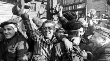 Этот фильм не является ремейком "Жаворонка", общая часть - только факт побега. И мотивы и поведение героев и завязка и концовка - абсолютно разные.
Не уверены - пересмотрите "Жаворонок".

Очень хорошо что вы верите всему что показали в фильме "Жаворонок", там-же все правильно. И Т-34-85 в 1942 году и новейшая немецкая пушка (показана пак-40-75, хотя новейшей тогда был противотанковая модификация 88мм пушки)
И особенно то, что от "Т-34 все немецкие снаряды рикошетят от бортов, у Т-34 не пробивается лобовая броня 88мм немецкой пушкой" и немцы пытаются разработать новый снаряд, что-бы как-то исправить положение. 

Ну и по поводу упитанности пленных и единственной осторбайтер (переводчицы). Лагеря у немцев были разные. После 1942 года (когда фрицам вломили под Москвой), отношение к пленным изменилось.
Истощенные люди были только в лагерях уничтожения.
В рабочих лагерях (в фильме показан именно такой) - мучить голодом работников было не логично.
Посмотрите больше фото освобожденных (реальных)
Вот на фото вы видите "черезвычайно истощенных"?
Или настоящим фото вы тоже "НЕ ВЕРЮ!!!" скажите?

Еще раз повторюсь: "В лагерях истребления, в финских лагерях и норвежских лагерях - пленники были истощены до предела. В лагерях где пленники работали (в том числе евреи, на фото с детьми, кстати, еврейские женщины) - кормили по нормам солдат Вермахта (только что шоколад и сладости не давали)". Это объяснялось не "добротой" фрицев - а сугубо практическими целями.