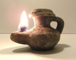 Фонарь... Наверное, какой-нить масляный светильник на оливковом масле...
Типа такого