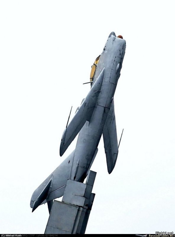 У нас вот такой стоит - 
МиГ-17ПФ с антенной РЛС «Изумруд» расположенной в наплыве в верхней губе воздухоприёмник