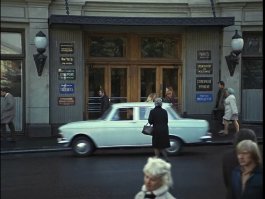 Неизвестный (но очень внимательный) зритель во время просмотра классической ленты Эльдара Рязанова «Служебный роман» 1977 года обнаружил самую настоящую пасхалку. В самом начале фильма, сразу после титров, появляется фасад здания, где находится статистическое учреждение, в котором трудятся Людмила Прокофьевна Калугина и Анатолий Ефремович Новосельцев. И на нем помимо вывески этого учреждения указаны весьма любопытные соседи.
Среди них   Управление внешних сношений, «Главшерсть», «Главбурение», «Главкость», «Главрыба», «Специзолятор» и «НИИ Чего», отсылающие к повести Стругацких «Понедельник начинается в субботу», фельетону Ильфа и Петрова «КЛООП» и «Собачьему сердцу» М. Булгакова.