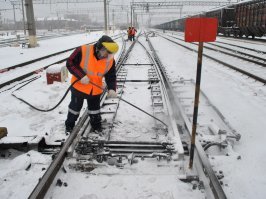 Все ясно! У них там нет пневмоочистки стрелочных переводов и их электрообогрева поэтому загустела смазка!