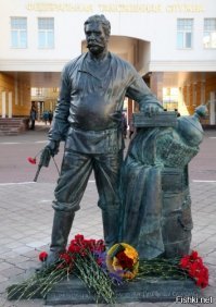 Памятник прекрасному актеру у здания Федеральной таможенной службы РФ.