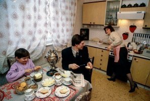 Вот ни разу не постановочное фото. Именно так у всех жителей СССР и было на кухне. Самовар на столе, чайник на плите, батя в костюме выходит на завтрак, мама на каблуках шуршит по кухне. И все улыбаются. Советские люди - самые улыбчивые на свете. У кого было не так - тот не жил в СССР.