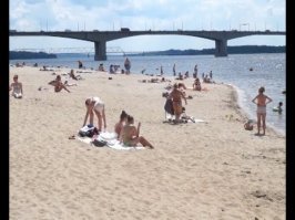 Нет, просто это КОНЕЦ пляжа))  Разворачиваемся от дебаркадера в сторону моста лицом и вот вам пляж))