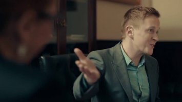 Девушка исполнила акробатический трюк, чтобы выгнать медведя из дома