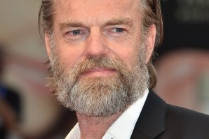 За то когда вы столкнулись с этой фотографией, сразу же поняли, что перед вами Хьюго Уивинг - он же Элронд.