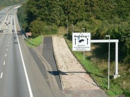 Уже давно вошли в практику спецрампы для таких случаев. Соорудить такие на спусках не требует многолетних разработок НИИ и миллиардных вложений.