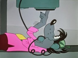 Что меня удивляет? В первую очередь родители. Они что, не читают с ребёнком книжек с картинками, не смотрят старые мультики и фильмы? Ребёнок школьного возраста не видел дискового телефона!