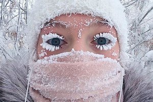 дураки чтоль, этож китайцы, а вот у нас Девушка с Крайнего Севера сделала селфи и проснулась знаменитой! Неделю назад в Якутию пришли аномальные холода, а столбик термометра опустился до своей почти минимальной отметки минус 69 градусов. Жители Якутска публиковали фотографии и видеозаписи заснеженных улиц и укутанных донельзя горожан.

Однако один из этих снимков стал вирусным, он начал появляться не только в популярных пабликах в соцсетях, но и в изданиях как российских, так и западных. 
: Где ты родилась?
Анастасия: Я родилась и росла до трех лет в поселке Солнечный Усть-Майского улуса. К сожалению, о том, как там жилось, я совсем ничего не помню. Потом мы переехали в поселок Усть-Мая, там я закончила школу. Знаешь, зима там была самой настоящей, снежной и морозной, с актированными днями. Это когда за 45 градусов со знаком «минус», и некоторые школьники не учатся.