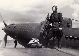 Первое из трёх званий Героя Советского Союза присвоено 24.05.1943 гвардии капитану лётчику-истребителю Александру Покрышкину. На фото он стоит на крыле американского истребителя Bell P-39 Airacobra, на котором сбил 47 самолетов противника из 59.