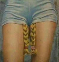 Новый тренд: девушки спасают лицо от мороза, завязывая на нём несколько хвостиков