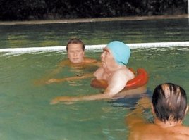 По этой логике при феодализме была самая социально ориентированная система. Феодалы и церковь крепко регламентировали жизнь 95% граждан, постоянно наставляли на путь истинный известный им одним, приучали к праведности, скромности. Все грехи излишества и соблазнов были готовы взять на себя, так заботились о неразумной пастве, не забалуешь... С приходом капитализма народ все больше стал ощущать себя достаточно взрослым, чтобы тоже принимать участие в выборе будущего страны и только самому распоряжаться собой. У власти отобрали сакральность, сделали их обычными наемными и подконтрольными обществу работниками... Такой же путь должно было пройти и российское общество. Но, большевики успели законсервировать феодализм, под демагогическими лозунгами построения нового человека, убедили, конечно временно, еще немного беспрекословно поподчиняться самоназначенным вождям мирового пролетариата. Все силы новая власть бросила на выбивании у русских осознания себя дееспособным, взрослым, ответственным за себя, семью и общества гражданином. Уничтожили предпринимателей и фермеров, советский человек обязан был работать только на государство, колхозы. По сути вернули казенных, монастырских крепостных. Приучили, что Все блага ниспосланы человеку властями - добрыми или строгими родителями, от себя почти ничего не зависит, а если попытается - недорезанный буржуй, кулак. В результате селекции вырастили инфантильное существо, целиком зависимое от государственных подачек. Зато, 5% коммунистических пастухов пользовались немыслимыми для западных чиновников благами и привилегиями. 
Ладно, цензура, информационная блокада, глушилки, пропаганда, спецслужбы... прогнили, расслабились, упустили. Но сейчас, когда все ясно с целями и методами зомбирования, те кто хотят как в библейском сюжете право первородства - свободы выбора, променять на миску похлебки - жизнь в ошейнике, чтобы их судьбу решали впавшие в маразм старперы и климаксные тетки... у меня вызывают только брезгливость и презрение.