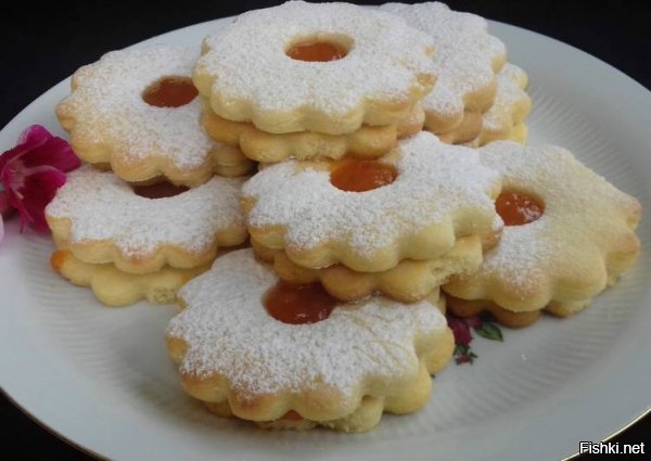 Кому что. Как-то я на этой фотографии не опознала песочное тесто.
Но в контексте печенек, ИМХО оно вполне уместно: