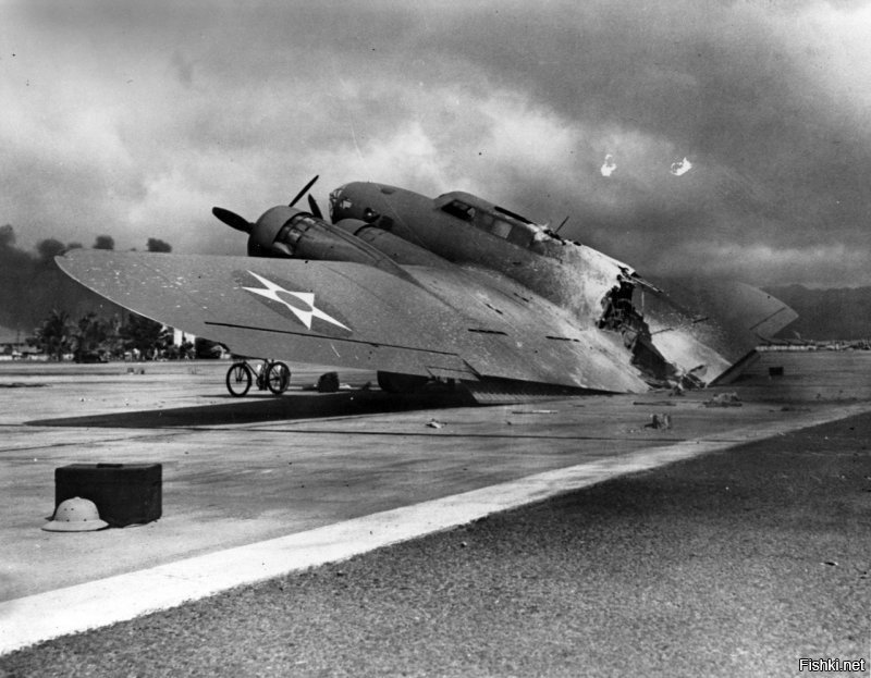 Писали, что этот самолёт совершил посадку и развалился уже на полосе.  В декабре 1941-го америкосы перегоняли В-17 на Гавайи, и эти машины попали под первый удар жапанов.