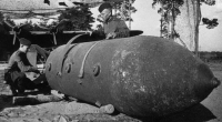 Пе-8. Доставлял к цели вот такие пятитонные ФАБ-5000:

По результатам применения выяснилось, что бомба неудачная и того же эффекта с меньшим геморроем можно добиться двумя ФАБ-2000.