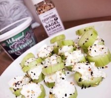 Это не сельдерей, а очищенный от шкурки огурец   ;)