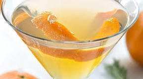 Коктейль Северное сияние.
Водку и мед налить в стакан для смешивания, добавить розмарин и лед, перемешать, процедить в охлажденный бокал. Аккуратно, по ложке, влить шампанское, чтобы оно не перемешалось с другими ингредиентами, сбрызнуть эфирным маслом из кусочка мандариновой цедры, украсить лентой из цедры и немедленно подать.