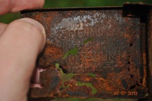 Никогда такого не видел, а видел я немало, в наших краях этого добра хватает. Отойди от дороги в любую сторону на 100 метров, подними мох и почти наверняка что-будь найдется. Вот из находок например: