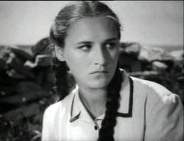 Ну, в молодости в ней что-то было, справедливости ради.
А так, да - деревня из девушки так и не уехала.