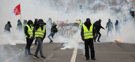 Надо срочно признать президентом Франции Мари Ле Пен, арестовать все здания и активы Франции и передать их лично Ле Пен!