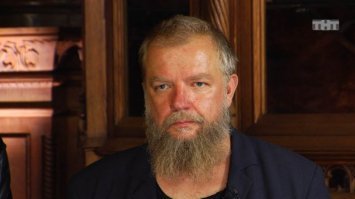 С ним на фото так сказать клиенты,  если проблемы можете в наше время найти товарища с необычными глазами .:)