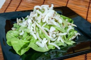 кальмары - 500 гр
лук - 1 шт. (маленькая луковица)
огурец - 1 шт.
яйцо - 2 шт.
сметана ( или майонез ) - 3 ст.л.
соль,перец - по вкусу
укроп ( по желанию ) - 1 маленький пучок