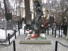 Истинное лицо  не в фотографиях, а в отношениях с окружающими людьми, миром, с реальностью... Те, кто в силу возраста не жили в СССР, возводят его на божественный Олимп, идеализируя его... Тьфу... Театральный актёр бренчавший на гитаре, как и многие его сверстники, в эпоху магнитофонов и копирования записей получивший популярность, со съёхавшой башкой от своей звёзданутости, менявший жён с детьми как перчатки, остальных женщин ещё быстрей... Этакий плейбой Советского Союза. Россиянки утомили, а давай француженку... Мало кайфа от алкоголя в неограниченном количестве, а давай ещё и наркоту, от чего, кстати и нашёл свой конец...  Актёр вызывавший на ковёр  режиссёра театра, Любимова, для дачи тому указаний, что он собирается делать в дальнейшем?... И самое подлое - это травля коллеги по театру Золотухина своими собутыльниками по работе, который вызвался заменить его пока тот четыре месяца развлекался с Мариной Влади в Париже, наплевав на пик театрального сезона в своём театре  где, кстати и работал...  Это ли не истинное лицо Высоцкого... А судьба его детей которыми он особо не интересовался? Никита, которого вместе с матерью бросил, когда тому было 4 годика и практически позабывшего их мота и гуляки - папаши, и слышавшего  его голос из каждого утюга... Начавший свою жизнь после школы с работы на заводе в Тушино где и жил всю жизнь, спустя год, не найдя своего пути, пошёл в театральные лицедеи и теперь вынужденный прославлять своего гуляку-папашу, став с 96 года директором центра музея имени папы и на его славе строить свою жизнь... Бог ему судья. Спросите себя - хотели бы Вы себе такой жизни??? Я не был знаком с Никитой, хотя два года проучился в одной с ним школе. По соседству жил Харламов и моим одноклассникам, жившим с ним в одном доме,  клюшки свои дарил и они рубились ими на льду зимой.  Просто не надо из реального человека возводить Бога и затем небескорыстно  греться,  в лучах его славы как это делают масса людей знакомых или уж совсем не знакомых с ним… Вот это и есть ИСТИННОЕ ЛИЦО. Пы. Сы. Кстати почитайте дневник  Валерия Золотухина, сельского паренька из Алтайского края, своим трудом и талантом  достигшего  высот и волею судьбы оказавшегося в этих авгиевых конюшнях. Мало не покажется…