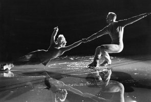 Вот мастера фотографии. А не фотошопное убожество.
Л. Белоусова и О. Протопопов. 1965 год. Фото: Сергей Лидов