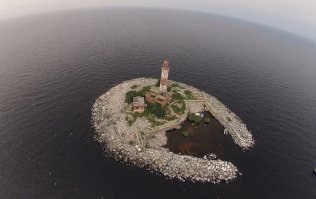 Из Вики 
Во время Великой Отечественной войны этот островок стал важным опорным пунктом, так как остров был расположен на пути движения советских конвоев (в 37 км к северу от Новой Ладоги), контролировал значительный район южной части Ладожского озера и прикрывал подходы к Волховской губе и Новой Ладоге, где располагалась главная база Ладожской флотилии.

Весной 1942 года немцы начали подготовку операции «Бразиль» на Ладоге. В её задачи входили внезапная высадка десанта на остров Сухо для его захвата, уничтожение гарнизона острова и установление контроля над передвижением по Ладоге и советским тылом. В городе Лахденпохья была создана немецкая морская база. Из итальянского порта Специя прибыл 12-й отряд торпедных катеров. По железной дороге через Финляндию были переброшены в разобранном виде самоходно-десантные баржи типа «Зибель».

В сентябре 1942 года на острове была установлена трёхорудийная 100-миллиметровая батарея № 473 противокатерной обороны и три пулёмета. Гарнизон Сухо насчитывал 90 человек[4].

В ночь на 22 октября 1942 года гарнизон острова при поддержке авиации и кораблей Ладожской военной флотилии отразил нападение десантного отряда противника на 30 судах, пытавшегося захватить остров и маяк[5].