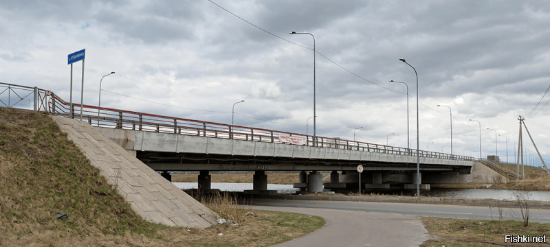 Дорогу под мостом изначально и не планировали, её сделали специально для легковых автомобилей.