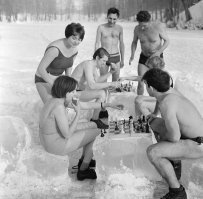 Да, советские люди умели наслаждаться жизнью! Голыми яйцами на льдине посидет и шахматную партию с девченками зарубить не каждый современный хлюпик сможет! )))