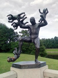 напомнило скульптуру Вигеланда