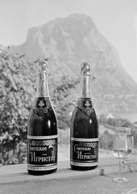 Этим летом проводя ремонт в подполе своего дома нашел заначку от предыдущих хозяев в виде шести таких же бутылок. Блин, хочется попробовать но сыкотно как то, ботулизм и т.д.