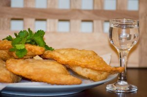 Чебуреки: самый простой и удачный рецепт теста на чебуреки! Сочные, хрустящие и пузырчатые чебуреки!