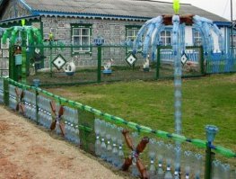 Вот еще один пример "красоты" и находчивости... А все из-за нищеты и кучи свободного времени. Покрасить покрышку и положить туда коврик? Делал бы уже будки, максимально закрытые, чтобы барбос там окончательно загнулся. У меня летняя резина на закрытом балконе в хороший минус воняет как на химзаводе...