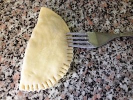 а можно вот так по краю залепить, получается плотно и хрустяще