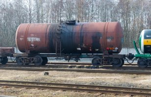 По-началу, тоже улыбнулся с формулировке, но ИМХО тут у Автора проблемы с переводом первоисточника скорее всего... Полагаю речь не про топливо в локомотивах, а топливо в цистернах. По крайней мере, так выглядит логичнее.