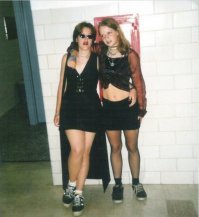 Не дает мне покоя эта фотка... Не-не... оч похожи на некоторых девочек из моей школы, но не могу избавиться от ощущения, что на фото не Россия 90-х?