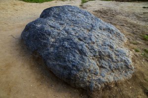 Я знаю один такой камень, даже как-то ездил туда по убедительным просьбам жены. Ну посидели там, да...