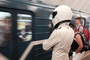 Это Стиг из Top Gear.