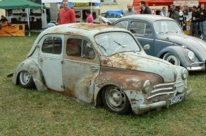 Заголовок, конечно, п..ц......

а мне больше "рэт-лук" нравится))) Ничего не надо было с козявкой делать, даже состарить побольше) 
Вот, например, 4cv в "крысином" стиле: