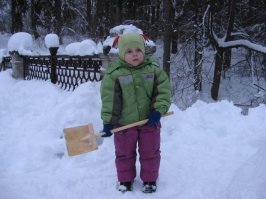 Купить игрушку. Но не плюшевую и не сильно острую. Простую лопаточку.