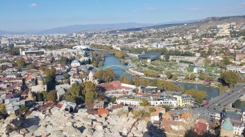 Был в Грузии два раза в прошлом году, я бы не сказал что там нет толп туристов, а летом в Батуми вообще кирдык на море. А так стоит посетить, цены приятные.