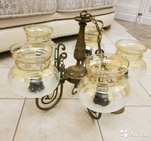 Ну не знаю, не знаю.
Этот Каскад всегда считался нищеброд стайл даже при Советском Союзе. Скудная 60 свечовая лампочка не могла толком осветить даже прихожку, а ведь находились люди, которые вешали её в комнаты и наслаждались потом сумраком. А на кухне она за год обрастала жиром с плиты - делалась жёлтой и беспонтовой.
Моя матушка, слава Богу, догадалась повесить на кухне светильник с рассеивателем в форме шара матового стекла.
Деньги те же, смотрелось куда как стильней, мыть проще. В ванну стелишь половую тряпку, поливаешь из душа горячую воду и мылом с мочалкой ровно за пять минут возвращаешь идеальный вид.
А в зал - Югославскую 5 рожковую люстру, не в пример лучше.
Давайте, фанаты Каскада, облегчите душу и поставьте минус)))