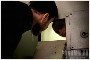 Откуда в стволе затычка?.  И это напомнило  "кормушку" в камере, а мишка в ШИЗО.