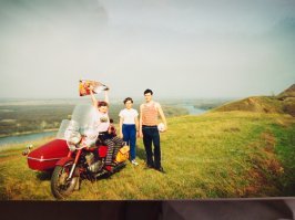 У отца в гараже такой стоит до сих пор. Вместе с коляской родной. На этом мотоцикле, что в посте на фото, как я вижу, все крепежные детали для коляски установлены. Видимо для фотосессии ее отцепили. 
А наш стоит на консервации, ждет своего времени. Комплектность и работоспособность полная. Подумываем привести в состояние, подобное, как на фото, и на слеты клубов! Благо их и у нас и особенно в Европе предостаточно. Все детство на нем прошло. Лет с семи уже сидел на баке за рулем. С 12 сам ездил. Этот звук и запах ни с чем не спутаешь....